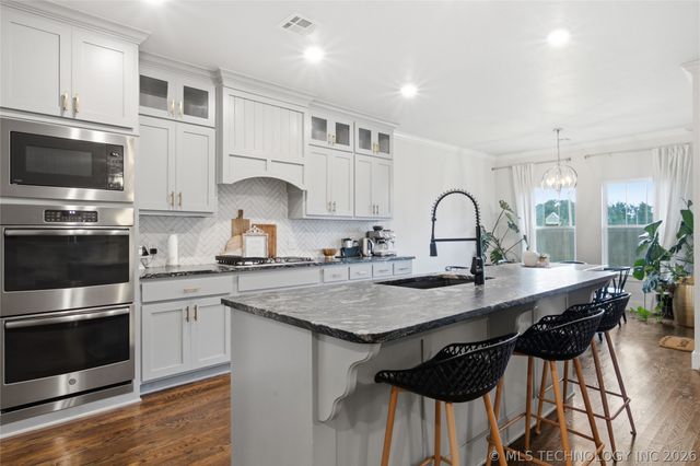 904 W 86th Place, Tulsa, OK 74132