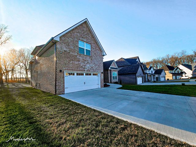 1718 Oak Forest Dr, Clarksville, TN 37043
