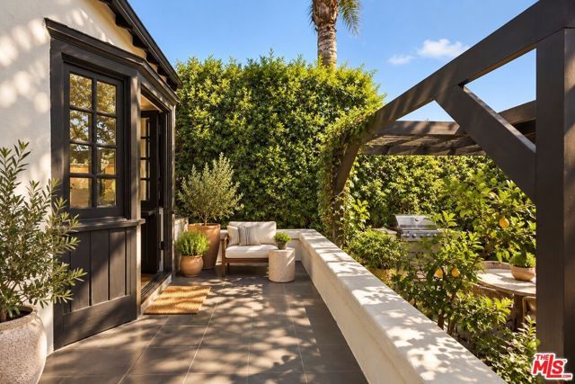1207 S Orange Drive, Los Angeles, CA 90019