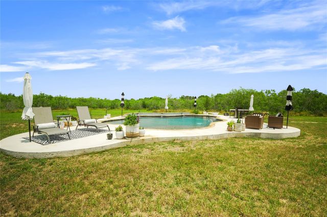 6289 Maynard Hallmark Road, Waelder, TX 78959