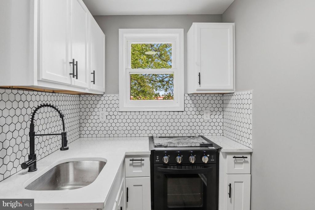 Image 19 of property listing at 906 1ST ST, Baltimore, MD 21225