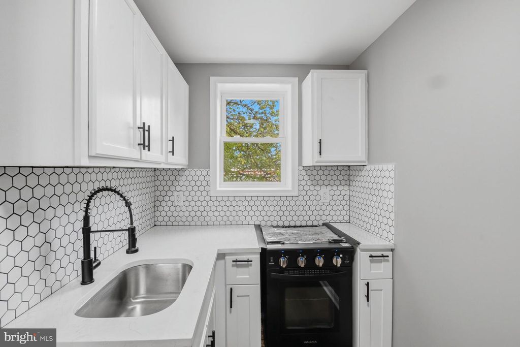 Image 9 of property listing at 906 1ST ST, Baltimore, MD 21225