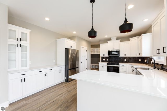 872 Vienna Way, Traverse City, MI 49696