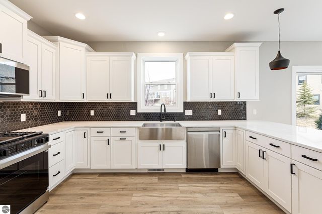 872 Vienna Way, Traverse City, MI 49696