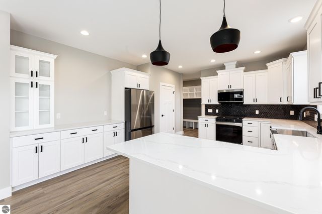 872 Vienna Way, Traverse City, MI 49696