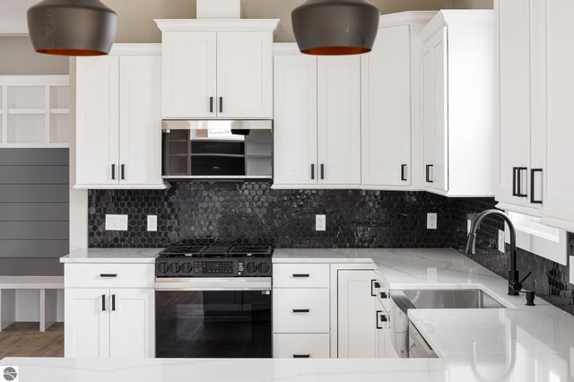 872 Vienna Way, Traverse City, MI 49696