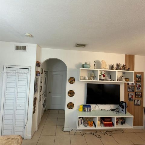 17820 NW 73rd Avenue 1031, Hialeah, FL 33015