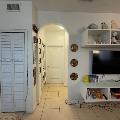 17820 NW 73rd Avenue 1031, Hialeah, FL 33015