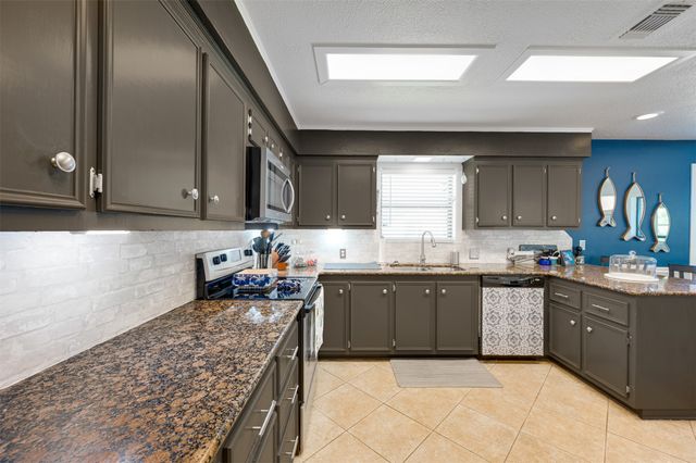 536 Wildewood Drive, Chandler, TX 75758