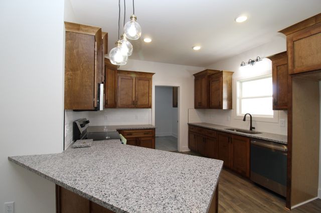 20 Lauderdale Ln, Hartsville, TN 37074