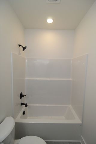 20 Lauderdale Ln, Hartsville, TN 37074