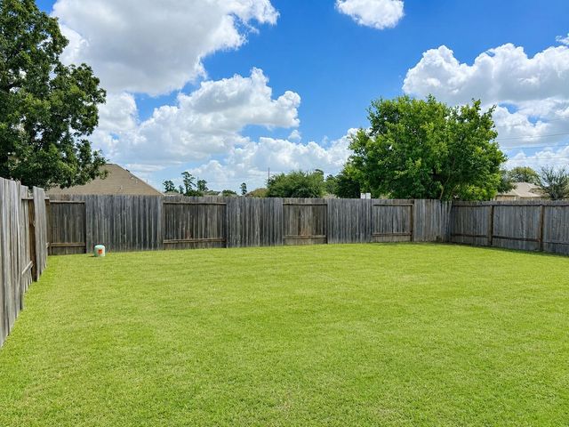 102 Bellewood Manor Drive, Magnolia, TX 77354