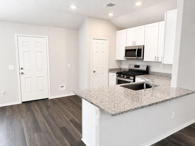 102 Bellewood Manor Drive, Magnolia, TX 77354