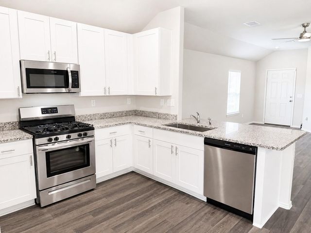 102 Bellewood Manor Drive, Magnolia, TX 77354