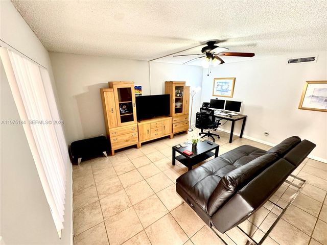 6900 SW 39th St 207J, Davie, FL 33314