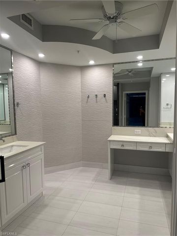 425 Cove Tower Dr 703, Naples, FL 34110