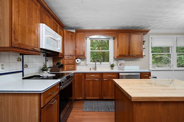 105 Grove Ave, Wilmington, MA 01887