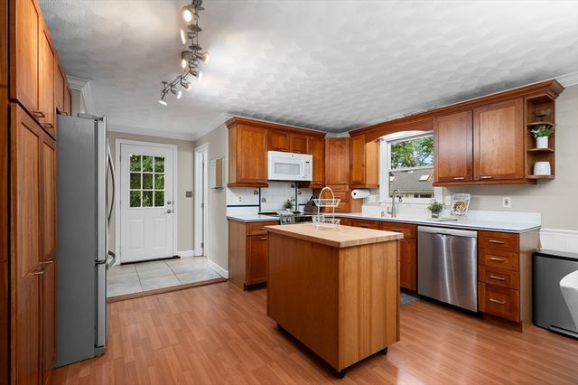 105 Grove Ave, Wilmington, MA 01887