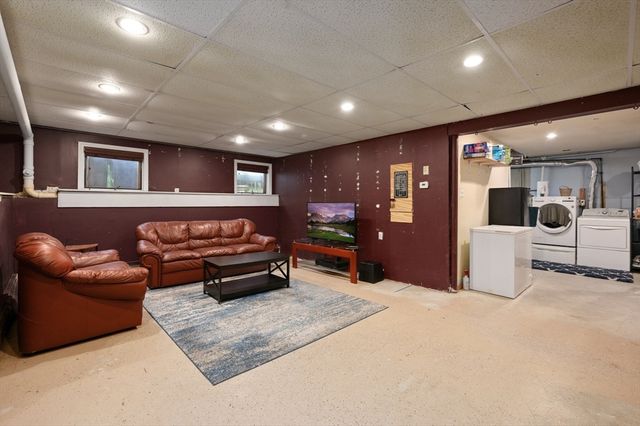 105 Grove Ave, Wilmington, MA 01887