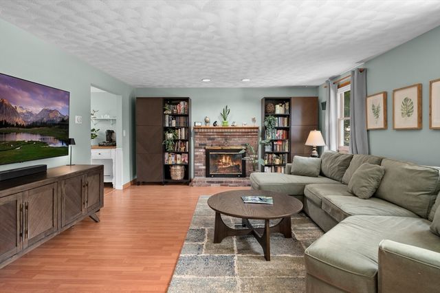 105 Grove Ave, Wilmington, MA 01887