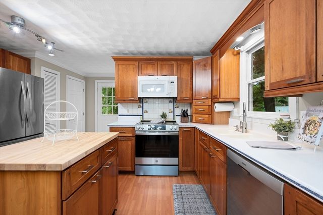 105 Grove Ave, Wilmington, MA 01887
