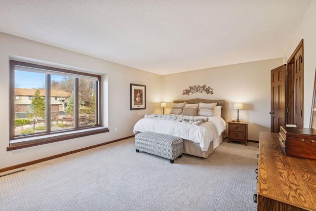 15135 38th Avenue N, Plymouth, MN 55446