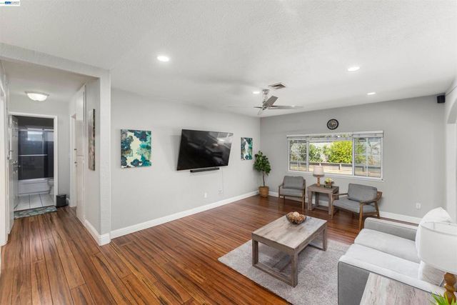 4852 Regents Park Ln, Fremont, CA 94538