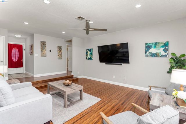 4852 Regents Park Ln, Fremont, CA 94538