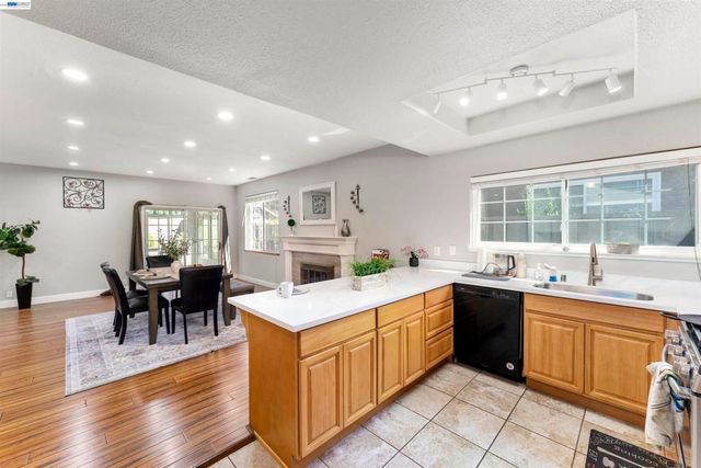 4852 Regents Park Ln, Fremont, CA 94538