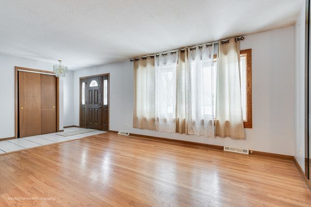 539 W Eggerding Drive, Addison, IL 60101