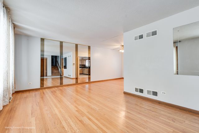 539 W Eggerding Drive, Addison, IL 60101