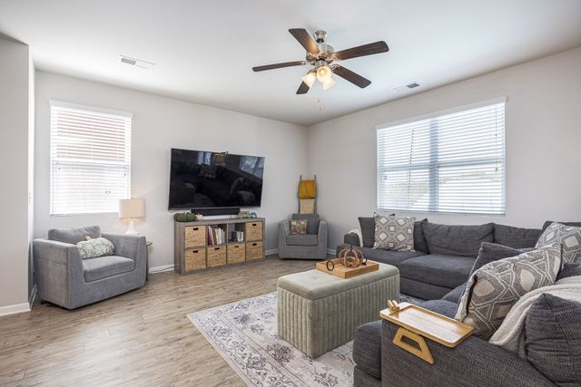 717 Prominence Rd, Columbia, TN 38401