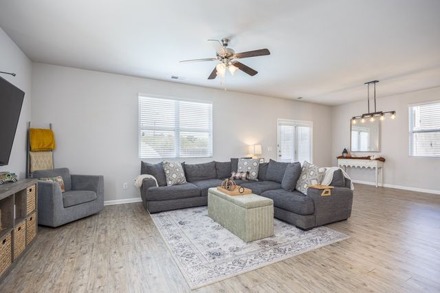 717 Prominence Rd, Columbia, TN 38401