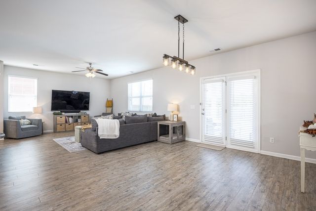 717 Prominence Rd, Columbia, TN 38401