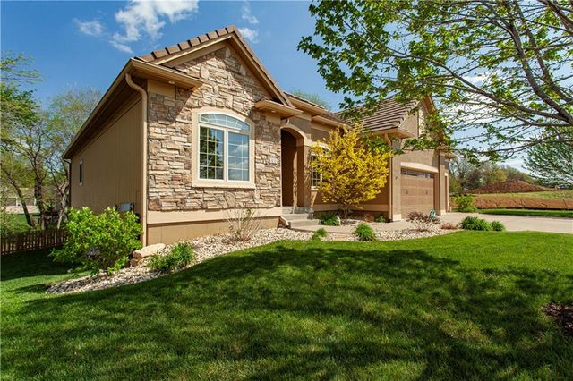 608 NE Sundown Drive, Lee's Summit, MO 64064