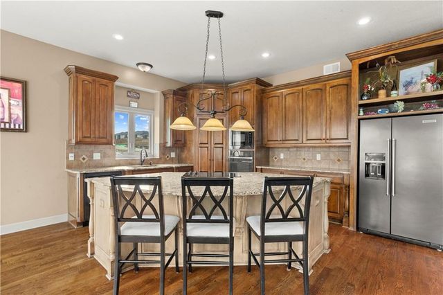 608 NE Sundown Drive, Lee's Summit, MO 64064