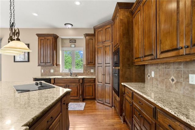 608 NE Sundown Drive, Lee's Summit, MO 64064