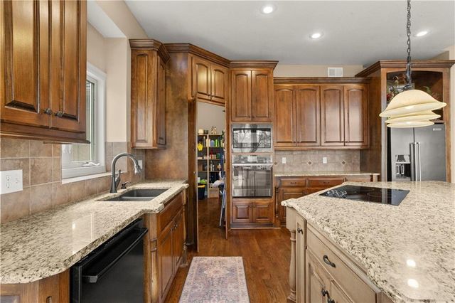 608 NE Sundown Drive, Lee's Summit, MO 64064