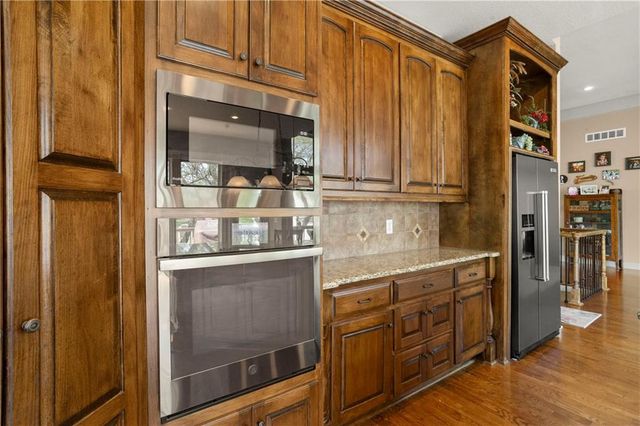 608 NE Sundown Drive, Lee's Summit, MO 64064