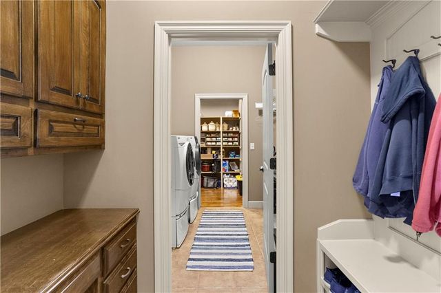 608 NE Sundown Drive, Lee's Summit, MO 64064