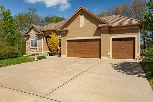 608 NE Sundown Drive, Lee's Summit, MO 64064