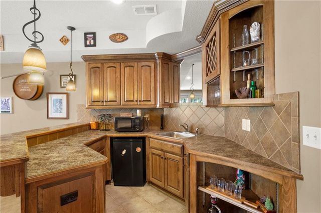 608 NE Sundown Drive, Lee's Summit, MO 64064