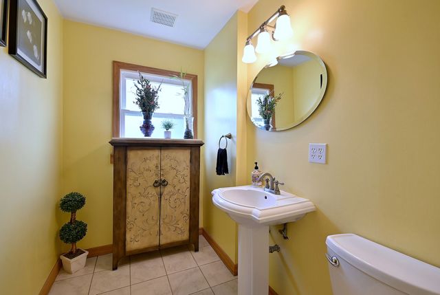 1495 E ALGONQUIN Road, Des Plaines, IL 60016