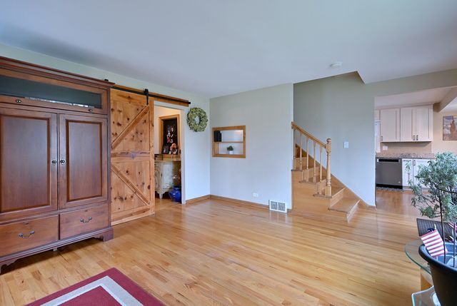 1495 E ALGONQUIN Road, Des Plaines, IL 60016