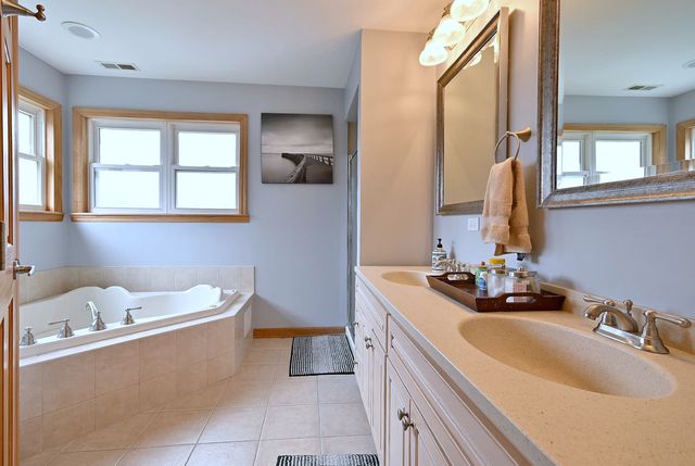 1495 E ALGONQUIN Road, Des Plaines, IL 60016