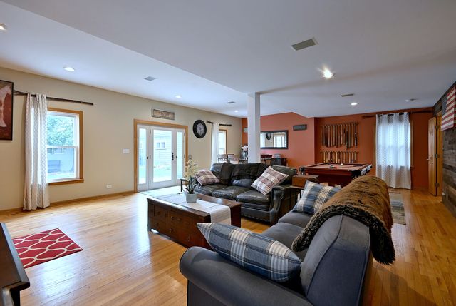 1495 E ALGONQUIN Road, Des Plaines, IL 60016