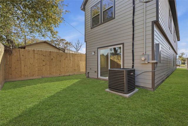 317 S 3rd Street, La Porte, TX 77571