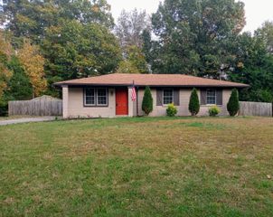 407 Roselawn Dr, Clarksville, TN 37042