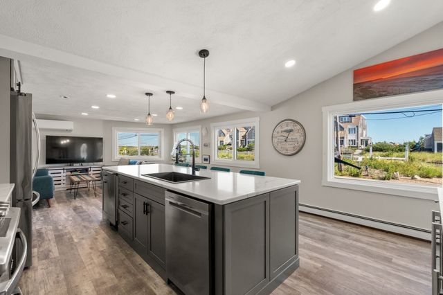 20 Taylor Ave, Plymouth, MA 02360