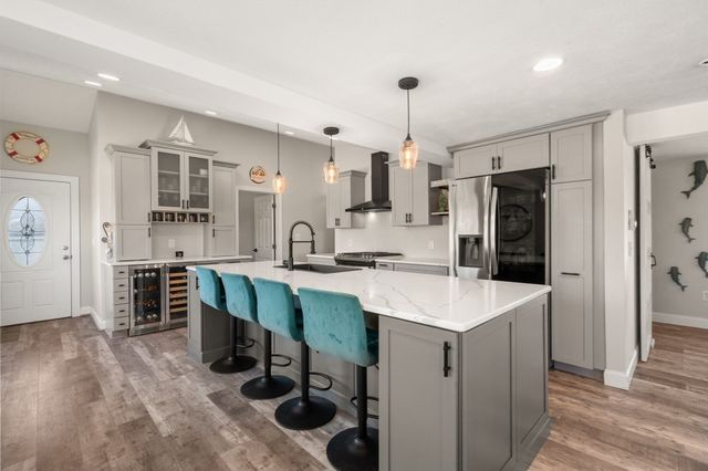 20 Taylor Ave, Plymouth, MA 02360